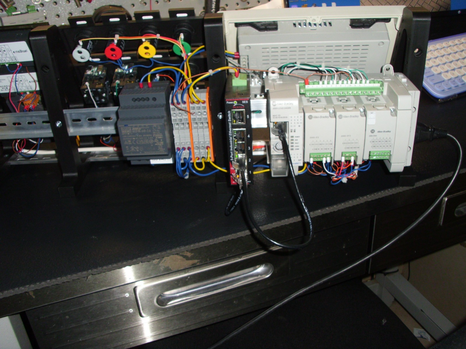 Allen-Bradley Micro850 Programmable CCW PLC Trainer Kit with Panelview 800