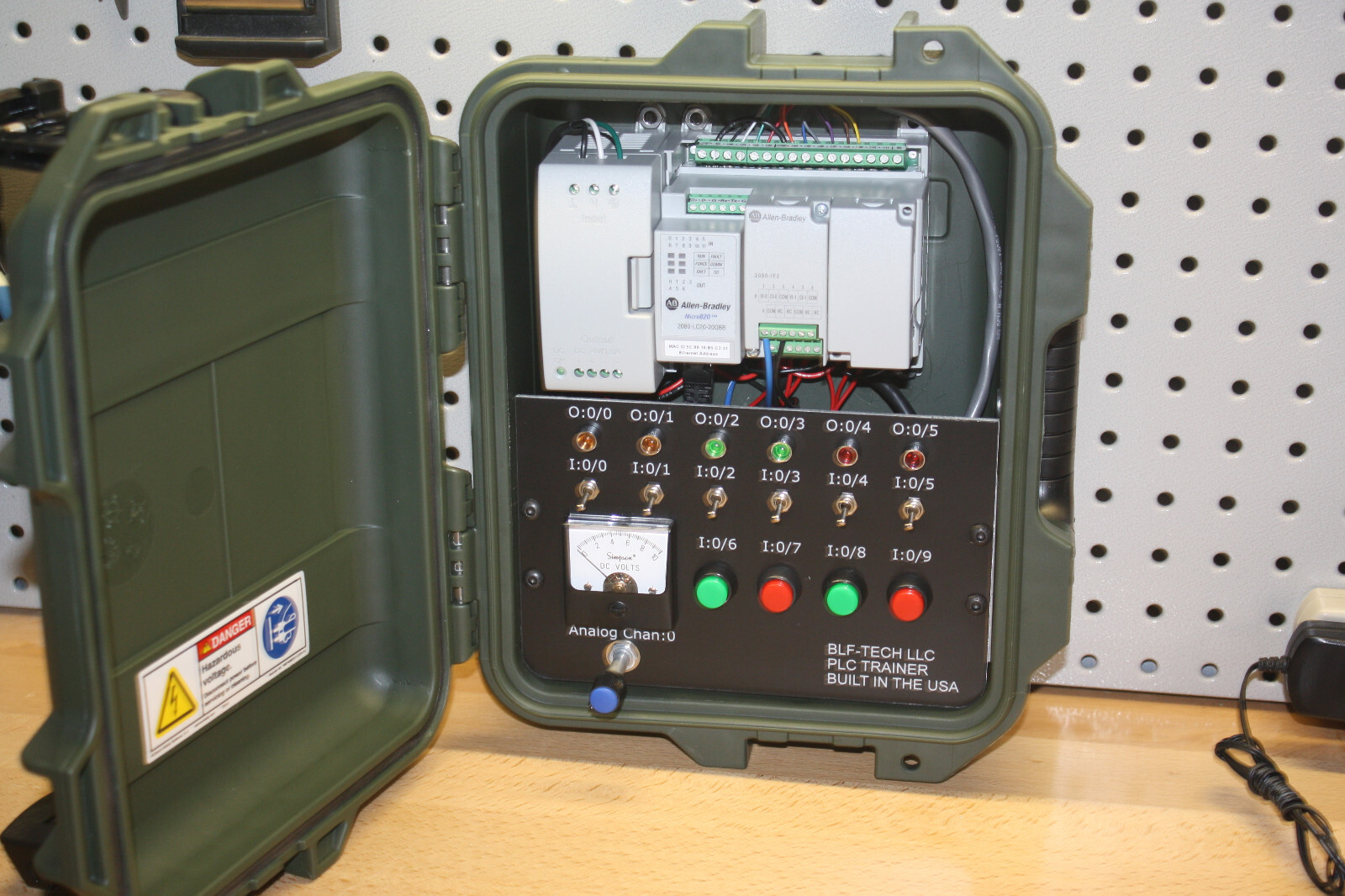 Allen Bradley Micro820 2080-LC20-20QBB Analog PLC Trainer with HMI Training